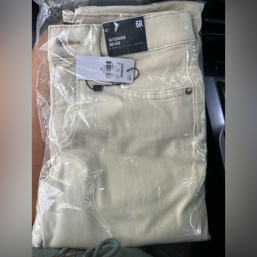 NWT Express Skyscraper Mid Rise Cream Color Jeans~Size 6R~$98 I bought it at $98